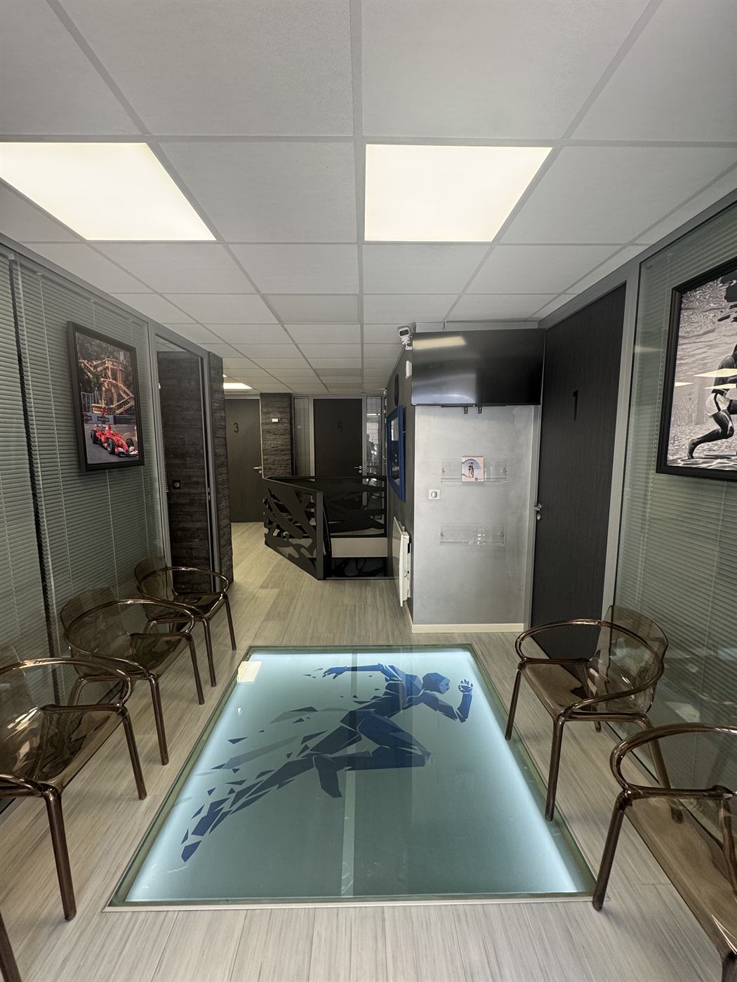 Salle d'attente et couloir des box