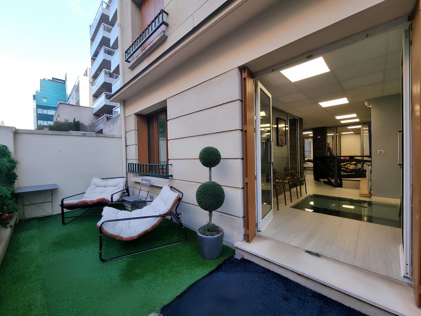 La terrasse du cabinet, ouverte sur la salle d'attente