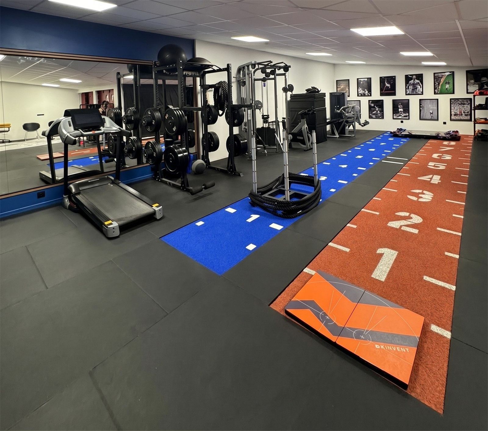 Piste de sprint, rack de force et tapis de course