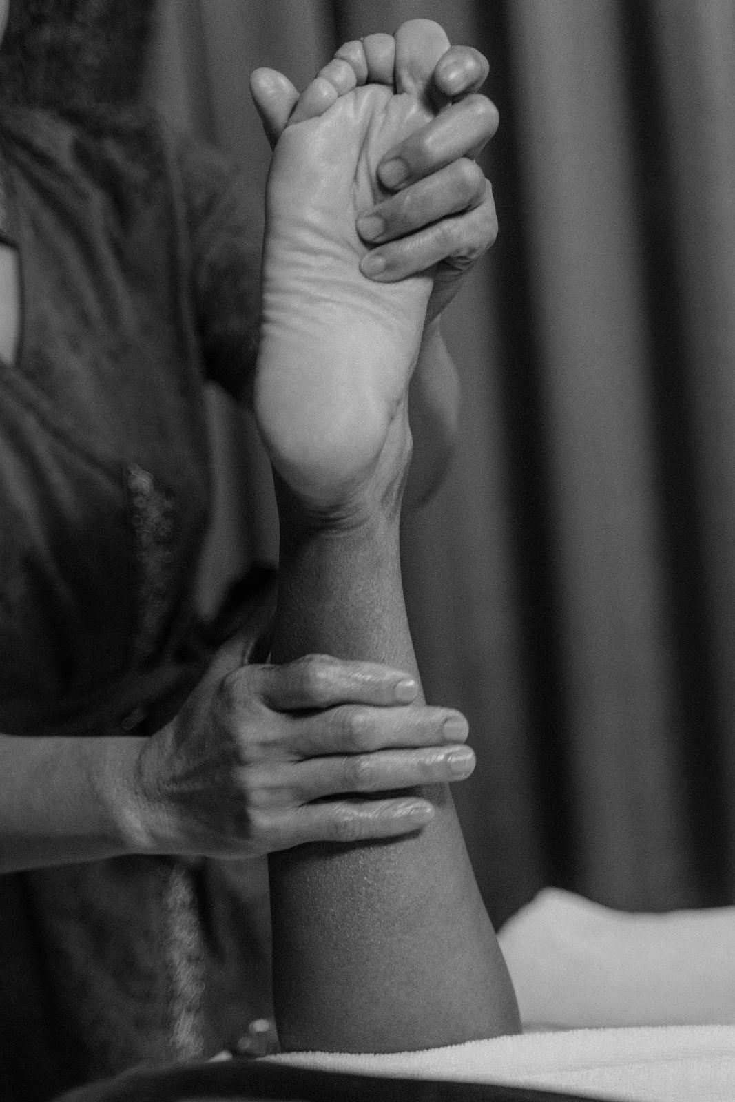 Mobilisation manuelle de la cheville et du pied sur table de soin